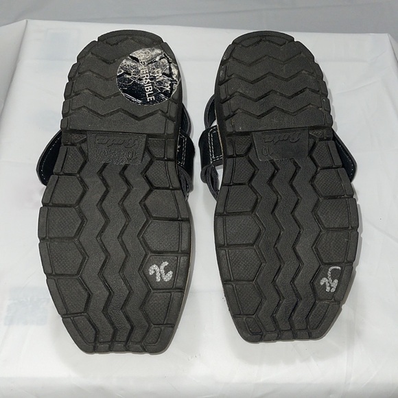 Bata boys size 10 sandal- like new condition- fully reversible - Picture 5 of 5